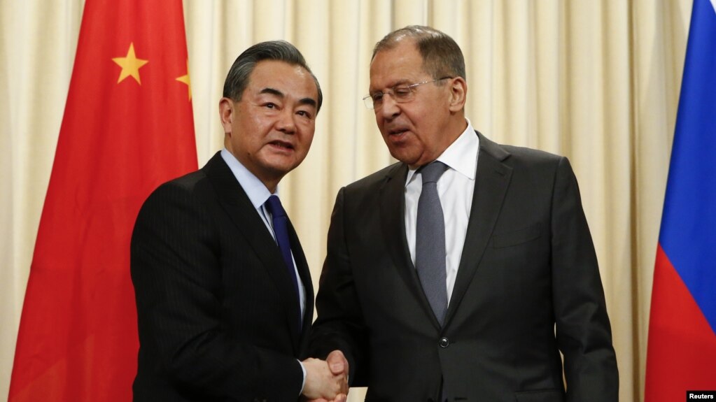 سرگئی لاوروف، وزیر خارجه روسیه، همراه با وانگ یی، همتای چینی خود