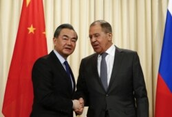 Ministri i Jashtëm kinez, Wang Yi dhe ai rus, Sergei Lavrov.