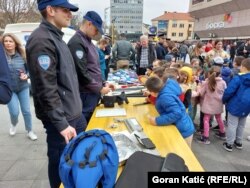 Bez detaljnih objašnjenja, iz MUP-a kažu da je razlog dolaska mališana na manifestacije da se policija približi građanima, s ciljem sigurnosti.