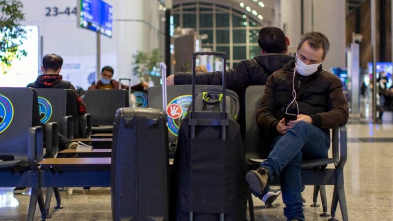  Türkmen studentleriniň 400-e golaýy ýurda dolandy. Stambulyň aeroportundaky türkmenistanlylar türk häkimiýetlerinden kömek sorady