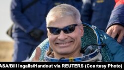 Astronaut NASA-e Mark Vande Hei posle uspešnog sletanja sa ruskim kosmonautima u Kazahstan, 30. marta 2022. 