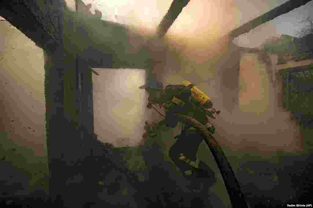 Tűzoltó munka közben egy lebombázott kijevi házban március 23-án