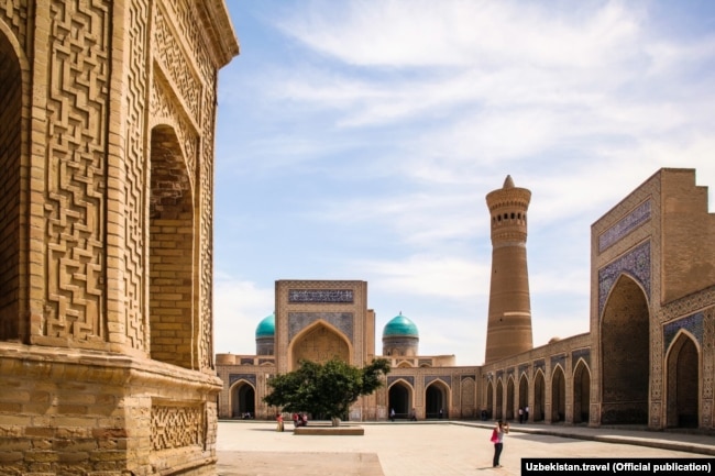 Uzbekistan is a popular destination for Russian travelers to apply for Mastercard and VISA cards in local banks.