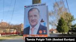Un poster al unui candidat la alegerile legislative pentru partidul Fidesz, condus de Viktor Orbán.