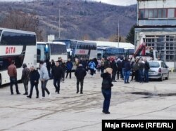 Transporti i organizuar në Mitrovicë të Veriut për të dërguar serbët në Serbi për të votuar në zgjedhjet e 3 prillit.