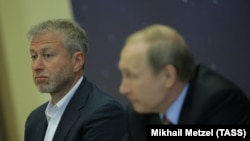 რომან აბრამოვიჩი (მარცხნივ) და რუსეთის პრეზიდენტი ვლადიმირ პუტინი. სოჭი, 20 ივლისი, 2016.