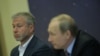 Российский бизнесмен Роман Абрамович (слева) и президент России Владимир Путин