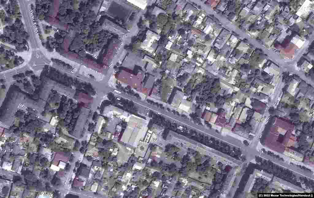 Для сравнения: спутниковое фото Мариуполя перед нападением России на Украину. Satellite image &copy;2022 Maxar Technologies