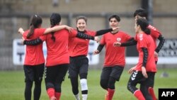 تعدادی از دختران عضو تیم ملی فوتبال افغانستان که حالا در لندن٬ بریتانیا حضور دارند