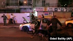 Izraelska policija pretresa automobil na mjestu pucnjave u Bnei Braku 29. marta 2022.