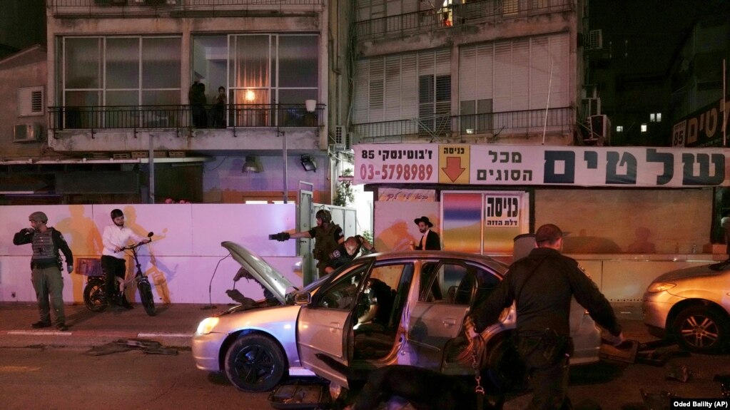Поліція обшукує автомобіль біля місця нападу в Бней-Браку, Ізраїль, 29 березня 2022 року