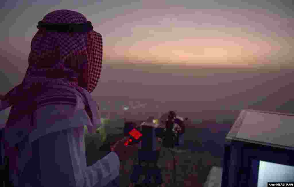 Një burrë në Taif të Arabisë Saudite shikon Hënën e re, që shënon nisjen e Muajit të Ramazanit. Arabia Saudite është shteti ku ndodhen vendet më të shenjta islame, Meka dhe Medina.