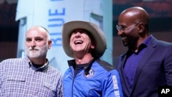 Хосе Андрес (вляво), Джеф Безос (в средата) и Ван Джоунс по време на брифинг в Тексас след успешния комерсиален полет на ракетата на "Блу Ориджин" в космоса. Андрес и Джоунс получават награди за кураж и цивилност.