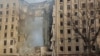 Légitámadást szenvedett épület Mikolajivban 2022. március 29-én