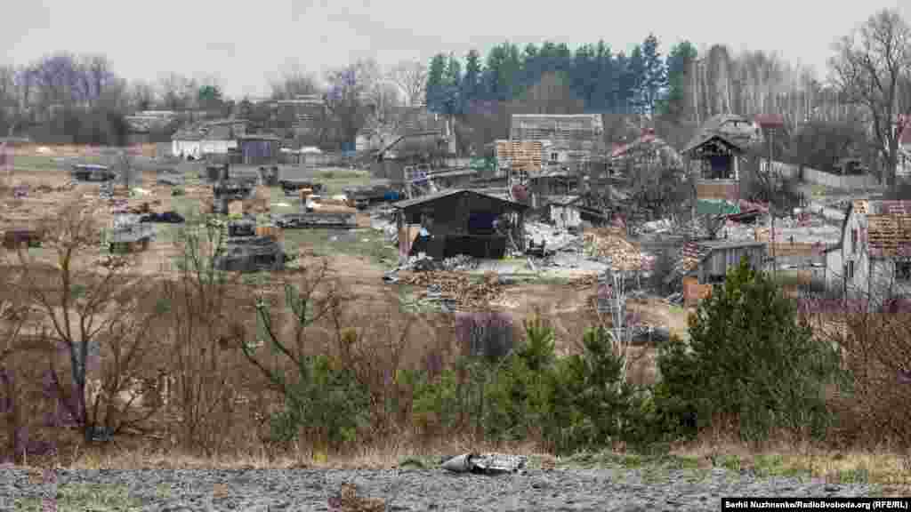 Залишки російських касетних боєприпасів розкидані по селу Кухарі, Київщина. 30 березня 2022 року