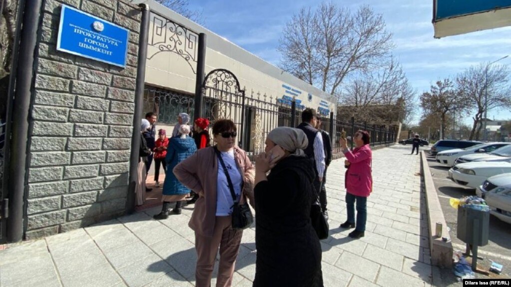Родственники и знакомые активистов, находящихся в следственной тюрьме по делам, начатым после январских событий, стоят перед прокуратурой города Шымкент. 1 апреля 2022 года