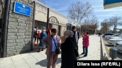 Родственники и знакомые активистов, находящихся в следственной тюрьме по делам, начатым после январских событий, стоят перед прокуратурой города Шымкента. 1 апреля 2022 года