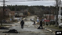 Тела по меньшей мере 20 человек в штатском обнаружены в городе Буче, после того как российские военные ушли из Киевской области. 