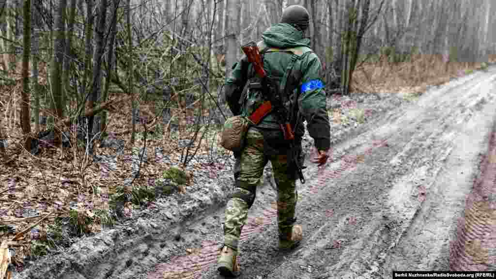 Український військовий йде на позиції
