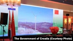 Sa promocije prvog vetroparka izgrađenog kod grada Senja, na jugozapadu Hrvatske, 7. decembra 2021. Projekat je realizovan u dogovoru Hrvatske Vlade i jedne kineske državne kompanije. 