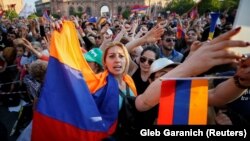 Armenia - Supporters of opposition leader Nikol Pashinian demosntrate in Yerevan's Republic Square, 2 May 2018.