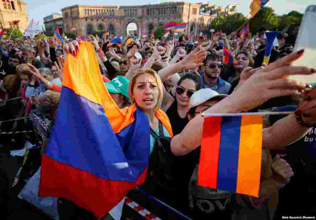 Пізніше стало відомо, що голосування щодо призначення нового прем&#39;єр-міністра Вірменії може відбутися 8 травня &ndash; на цей день призначено спеціальне засідання парламенту. При цьому імена можливих кандидатів наразі невідомі