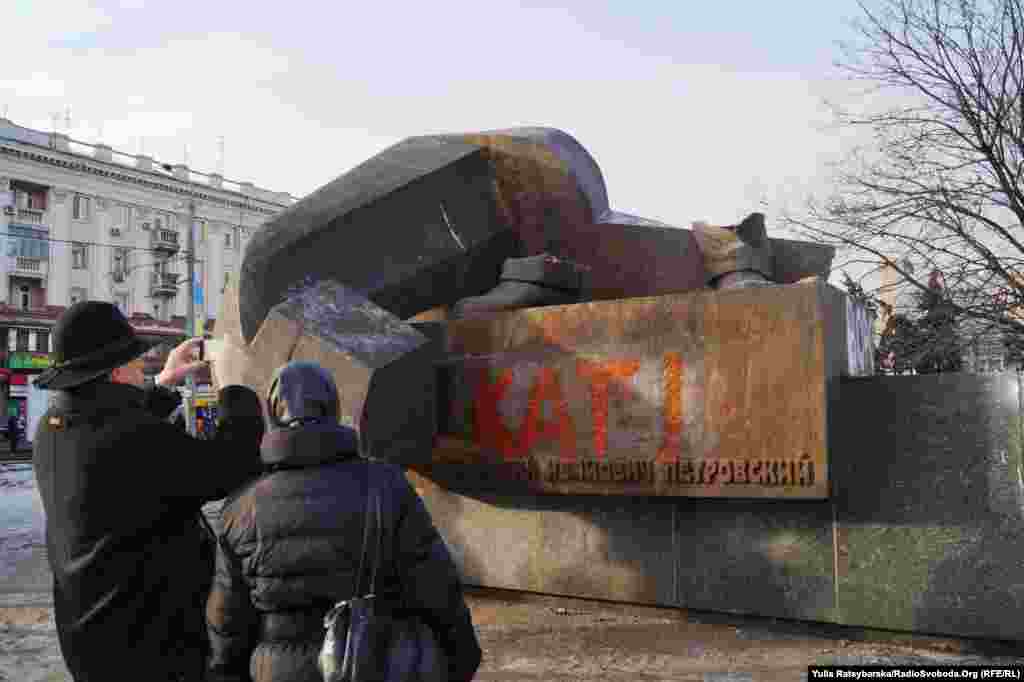 Vağzalın yanında 40 il &quot;yaşamış&quot; bolşevik Qriqori Petrovskinin heykəlinin demontajı da &quot;dekommunizasiya aktı&quot;dır. İndi meydanın yenidən qurulması üçün müsabiqə elan edilib.&nbsp;