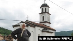 Fata Orlović ispred crkve koja je izgrađena u njenom dvorištu