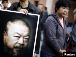 Susținători ai lui Ai Weiwei la studioul de artă Weiweis demolat de autorități la Shanghai