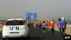 Машина ООН сопровождает участников забега в Рафахе на юге сектора Газа, 2011 год. Иллюстративное фото. 