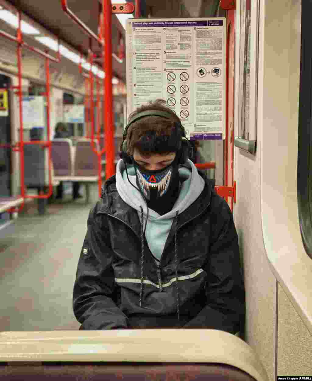 Пассажир в маске, задремавший утром в пустом транспорте.