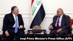 ښي اړخ ته د عراق وزیر اعظم او کیڼ اړخ ته د امریکا بهرنیو چارو وزیر مایک پامپیو. عکس له ارشیفه