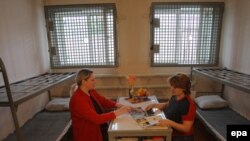 В можайской женской колонии, которую принято считать образцовой в пенитенциарной системе РФ.