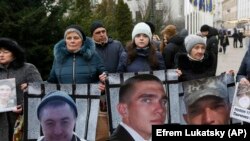 16 январи соли 2020. Хешовандони зиндониҳо дар назди парлумони Украина истода озодкунии наздиконашон аз дасти ҷудоиталабонро тақозо доранд 