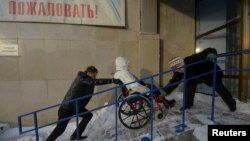 Зимой препятствий для инвалидов в России становится больше. Владивосток, 10 декабря 2012 года.