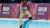 Шон Уайт падает во время соревнования по мужскому хафпайпу на Олимпиаде в Сочи 11 февраля
