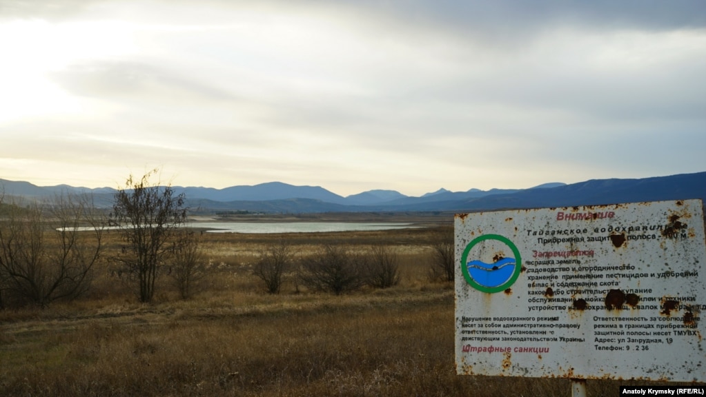 Издали Тайганское водохранилище кажется мелким озерцом.