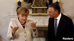 Президент Португалии Каваку Силва (справа) на встрече с канцлером Германии Ангелой Меркель (слева). Лиссабон, 12 ноября 2012 года. 