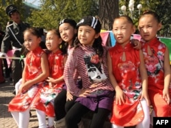 Участники ежегодного китайского "Фестиваля близнецов"