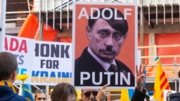 Vlagyimir Putyint Adolf Hitlerhez hasonlító transzparens egy torontói tüntetésen 2022. március 6-án