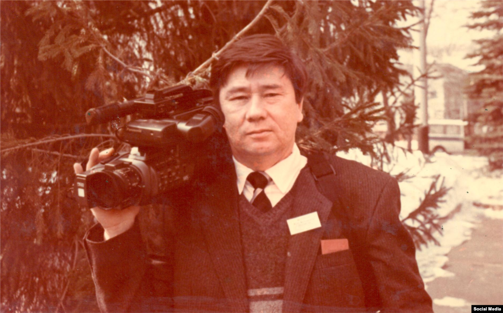 1993 жылы шілдеде Азат Еуропа/Азаттық радиосының постсоветтік елдердегі үшінші бюросы Алматы қаласында ашылды. Журналист Қиял Сабдалин&nbsp; (суретте) осы бюроның алғашқы жетекшісі болды.