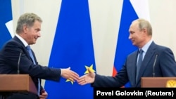 Ruski predsednik Vladimir Putin (desno) rukuje se s finskim kolegom Saulijem Ninistom (Niinisto), na sastanku u Sočiju u avgustu 2018.