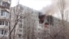 Пожар на месте взрыва бытового газа в доме на улице Космонавтов в Волгограде