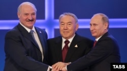 Президент Беларуси Александр Лукашенко (слева), президент Казахстана Нурсултан Назарбаев (в центре) и президент России Владимир Путин после подписания договора о Евразийском экономическом союзе. Астана, 29 мая 2014 года.