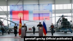 Фото с церемонии приема-передачи военной помощи от Минобороны России. 