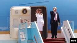 Трамп с женой Меланией выходит из самолета в аэропорту Бен-Гурион в Тель-Авиве.