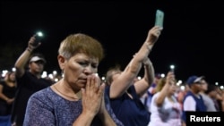 Molitve ljudi dan nakon masovne pucnjave u tržnom centru Volmart u El Pasu u Teksasu, 4. avgusta 2019. godine.
