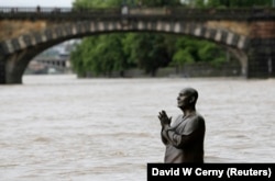 Статуя Шры Чынмоя ў Празе падчас паводкі 2013-га году