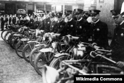 Чикагские полицейские отправляются на дежурство. 30 июля 1919. Фото из газеты South Bend News-Times.