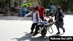 په کابل کې د دویمې چاودنې وروسته یو ټپی شوی کس، اپریل۲۰۱۸,۳۰